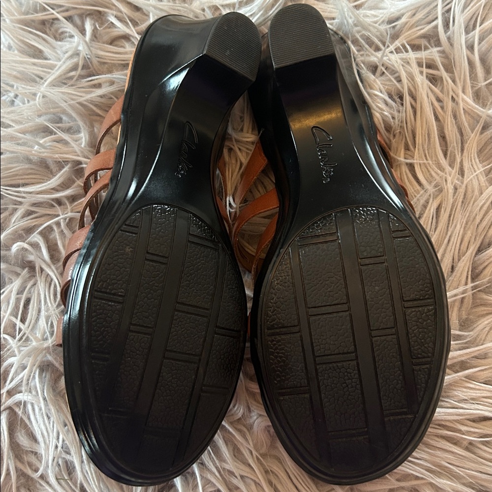 Clarks Strappy Slides - Picture 5 of 6